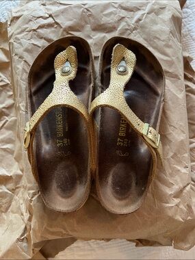 Birkenstock Gizeh Thong Sandals in Metallic Gold